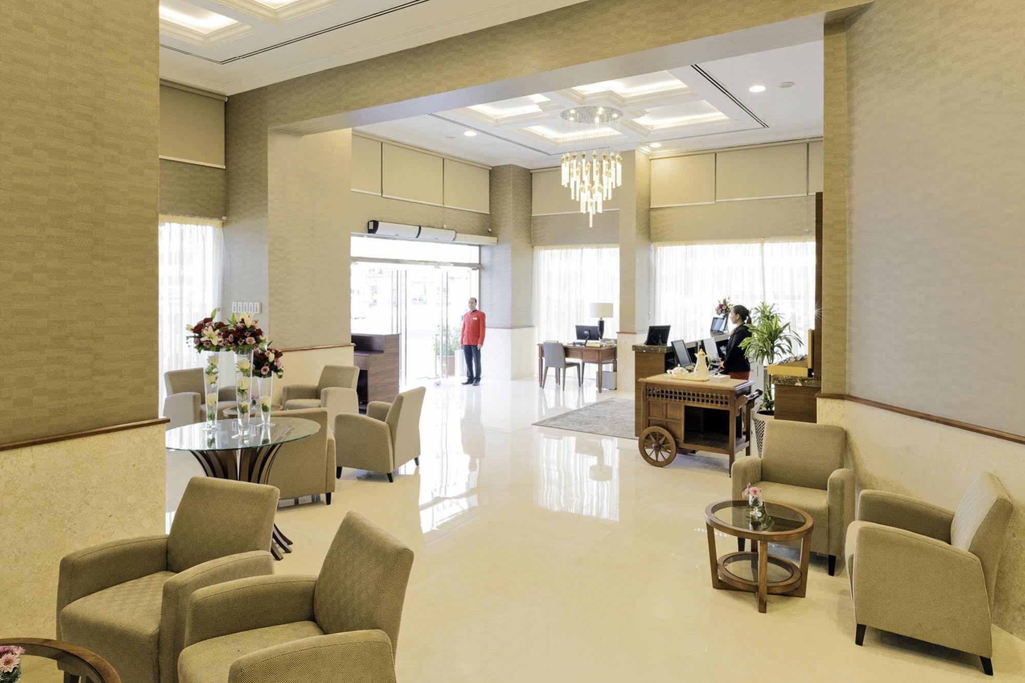 Emirates Plaza Hotel Abu Dhabi Exteriör bild